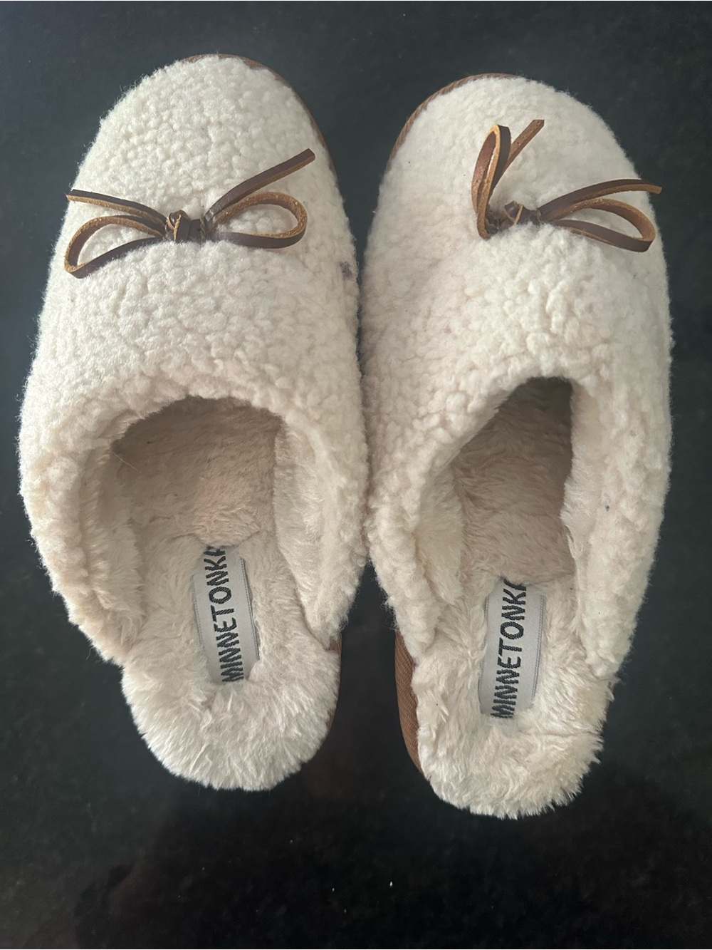 Minnetonka White Fuzzy Shearling Slippers Size 9M Leather Bows Cozy Like New
